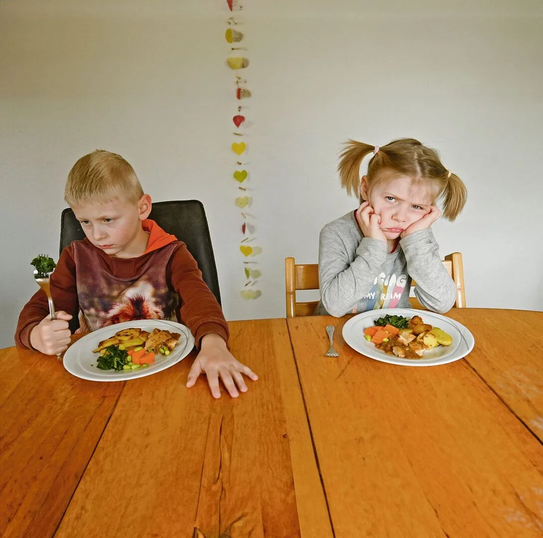 3701bd5b422a2648274559257dd5d7ec703e74465fdc3fb05249c0cfe2a37233 Kinder müssen nicht jeden Tag ausgewogen essen. Sie spüren gut, was ihr Körper gerade benötigt und wann sie satt sind. Auch wenn das bedeutet, dass heute viel, morgen wenig, heute nur Pasta und morgen nur Gemüse gegessen wird.