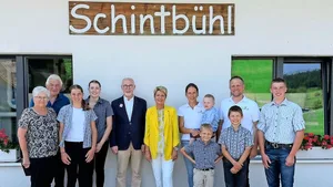Bundesrätin Karin Keller-Sutter (Mitte) war diese Woche zusammen mit Diplomaten zu Besuch auf dem Hof Schintbühl im Kanton Luzern.