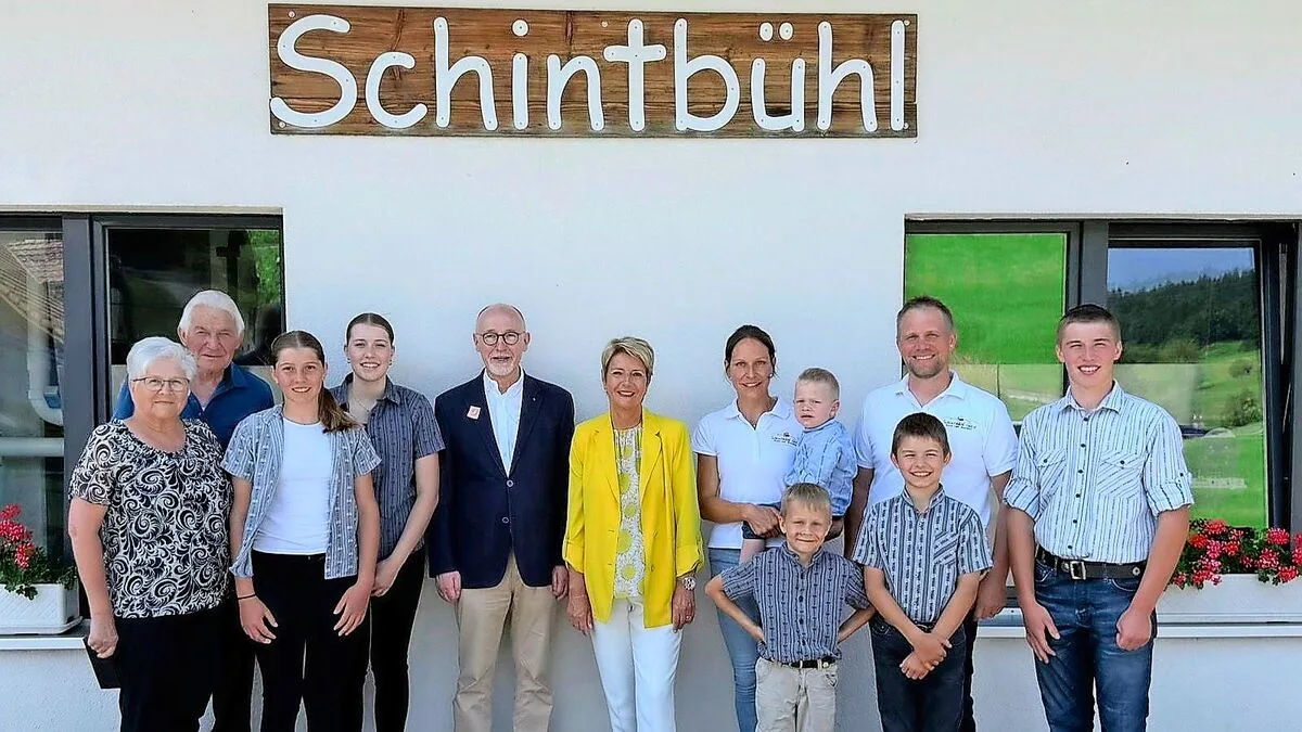 8de70f5508584e3c04de1752e92269160f99b906c9e9bcdb2a34afc8c1260a52 Bundesrätin Karin Keller-Sutter (Mitte) war diese Woche zusammen mit Diplomaten zu Besuch auf dem Hof Schintbühl im Kanton Luzern.