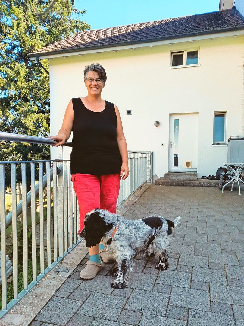 Die diplomierte Bäuerin Sandra Schmid Koch auf dem Betrieb in Uezwil.