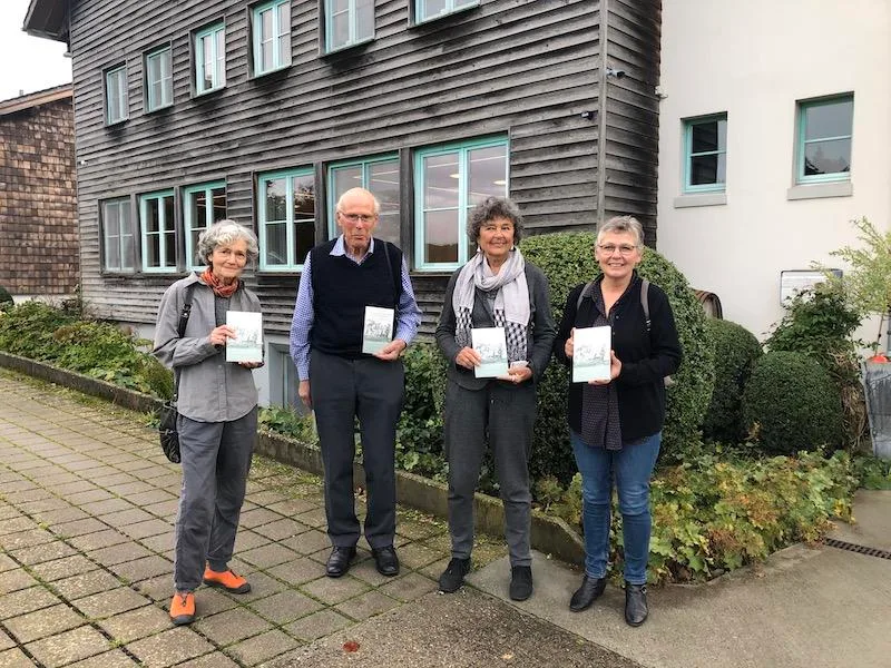 39073e7413cb4d318e1a51a84c6b7dd3756b999d Initiantin des Buchprojekts und Autorin Diana Bach mit Mitautor Werner Scheidegger. Das Buch ist mit Beiträgen von Veronika Bennholdt-Thomsen und Christine Bühler ergänzt (von li nach re). (Bilder et)