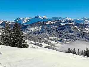 Nach sechs Jahren besucht Michèle Huber ihre Familie in der Schweiz. Ihre Tochter Gabriela sieht zum ersten Mal Schnee. Sie würde ihn am liebsten direkt mit nach Paraguay nehmen.
