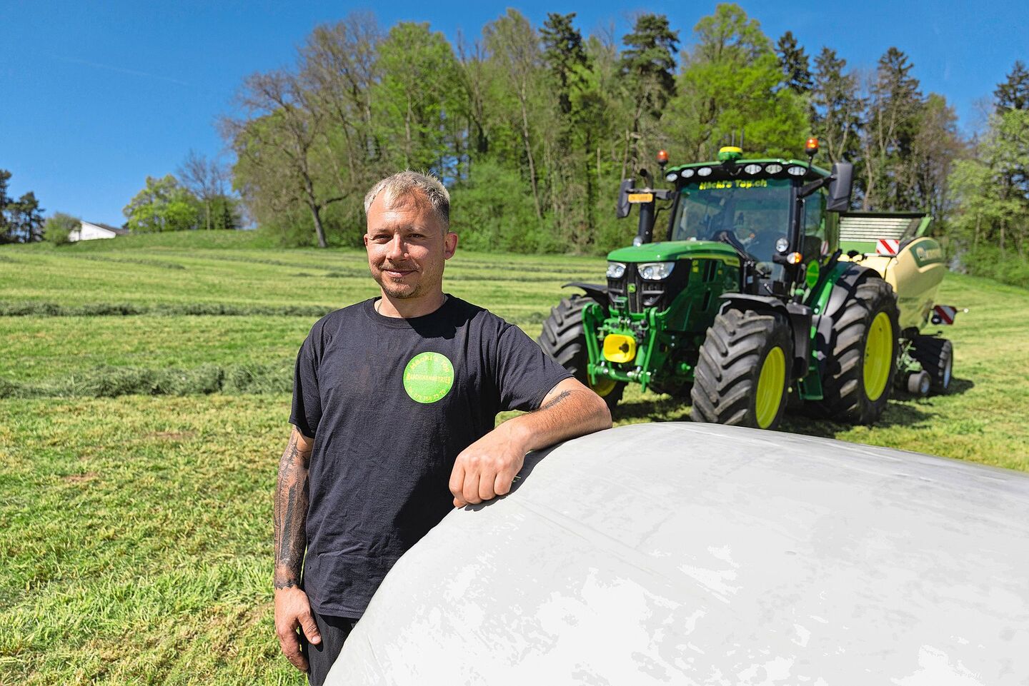 Roger Häcki aus Hausen am Albis produziert seine Siloballen selber. Er produziert Qualitätsfutter für seinen Viehbestand mit einer Leistung von über 12 000 kg Milch.
