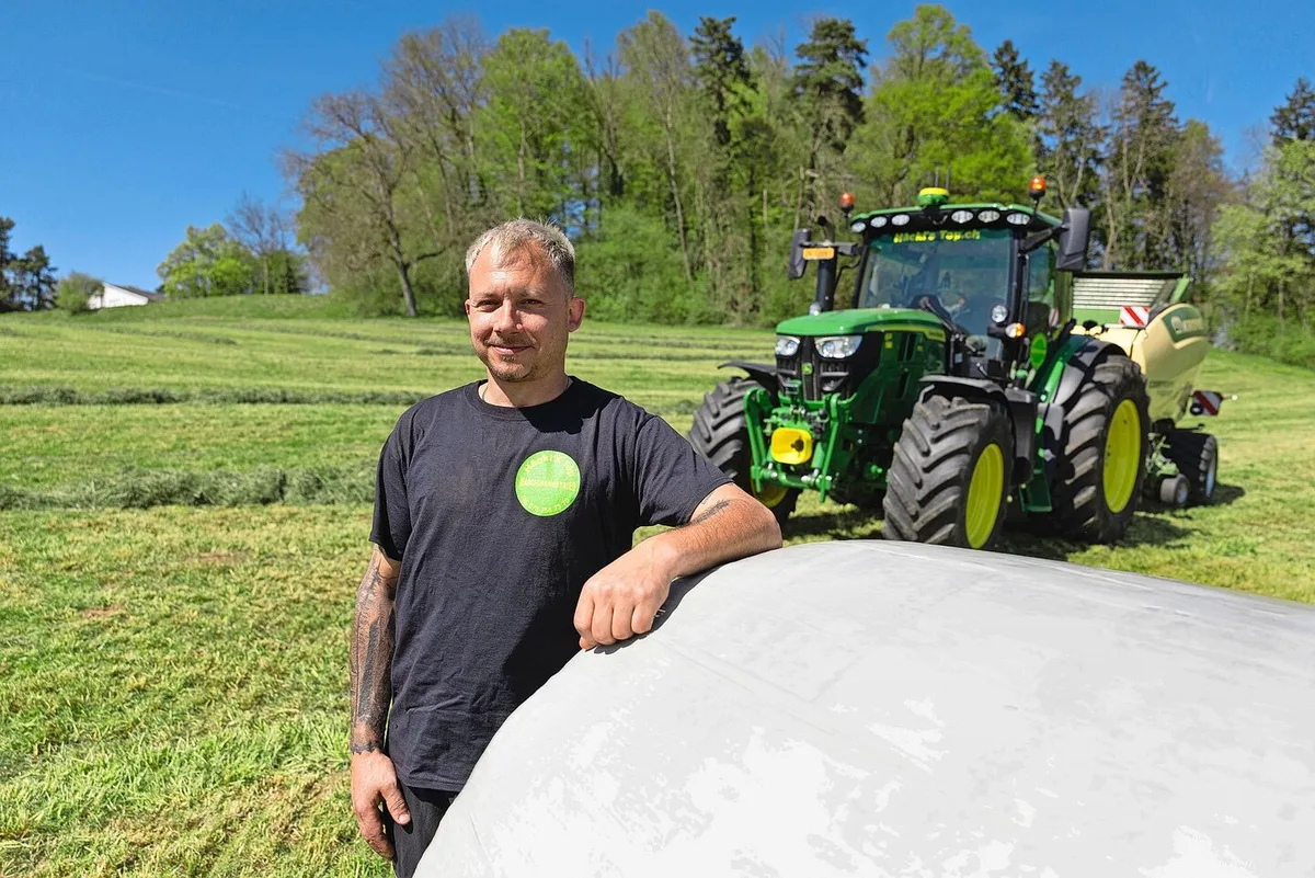 1fe10ca3fb10bcaf2b7619b773ecc0a6a0609890eae6d37ada8a6d935c757a81 Roger Häcki aus Hausen am Albis produziert seine Siloballen selber. Er produziert Qualitätsfutter für seinen Viehbestand mit einer Leistung von über 12 000 kg Milch.