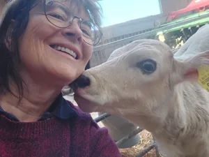Auf Tuchfühlung: Blanca Fässler-Wyss behandelt nicht nur Menschen, sondern auch Tiere. Ihre Nähe zur Landwirtschaft hilft ihr dabei.