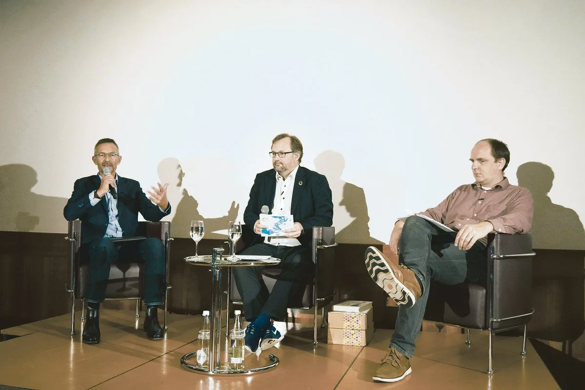 95c414e2a28f1d187c45b16b54fda17e3a3a891d Urs Brändli, Mathias Forster und Tobias Bandel (v. l.) diskutierten über Chancen der Pestizidverbots-Initiative. (Bild Stefanie Giger)