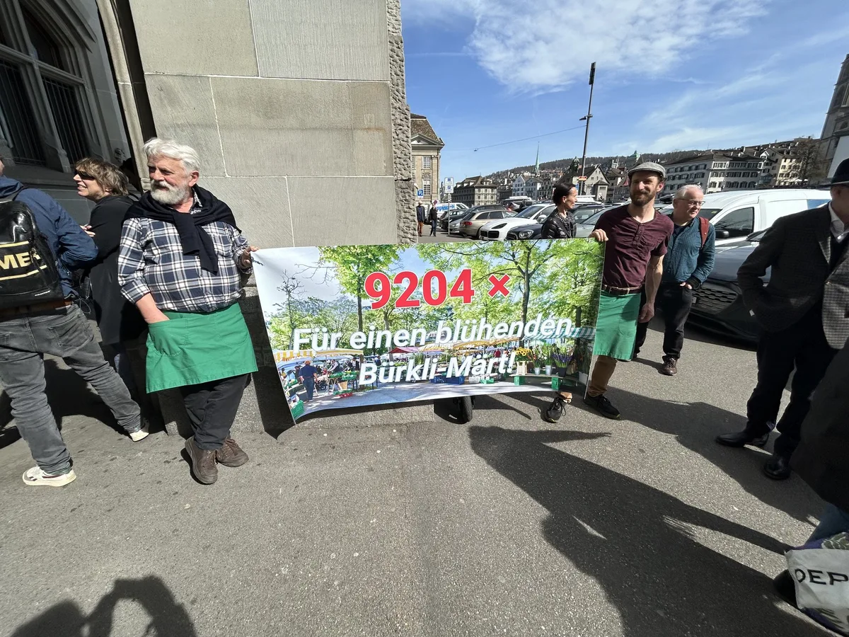 Bannerzhmarkt Zürcher Marktfahrer überreichen Petition