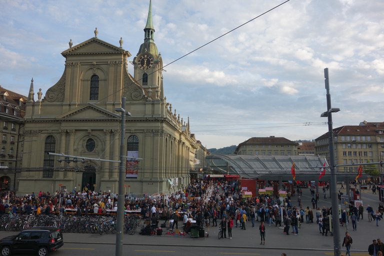 Das Bankett auf dem Bahnhofpatz in Bern im Jahr 2017. (Bild OGG)