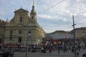 Das Bankett auf dem Bahnhofpatz in Bern im Jahr 2017. (Bild OGG)