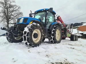 Am Forsttraktor hat Niklaus Blatter Doppelspurketten aufgezogen. Mit den quer verbindenden Kettenelementen wird ein guter Grip erreicht.