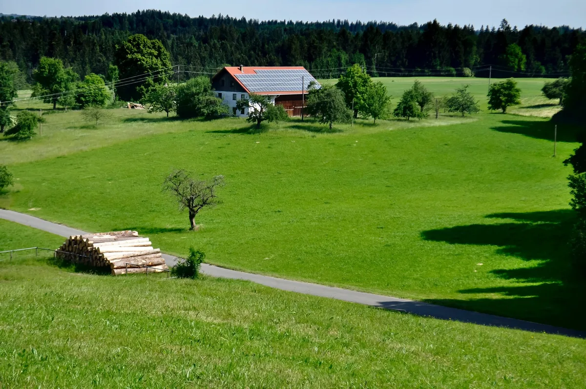 1976eb3d89a2a778eafe88f224c3d4e286418247 Zahlreiche Bauern haben Til Schweiger auf ihren Hof eingeladen, um ihm zu zeigen, dass er falsch liegt. (Bild Unsplash)