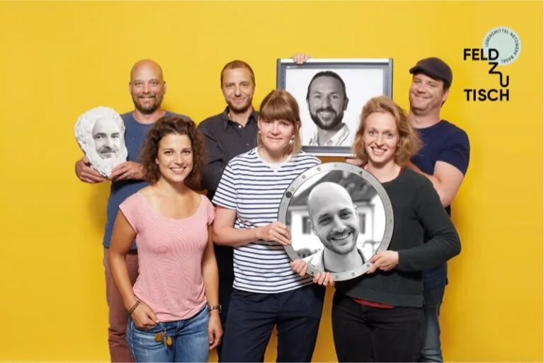 cd6acc5011fe2389ff855cf13fea323c4d93eb2d Sie stehen hinter dem Projekt: Hinten v.l.n.r: Christoph Fankhauser, Christoph Schön, Simon Jäggi, Andres Marbach, Matthias Stettler Vorne v.l.n.r: Ramona Malzacher, Esther Lohri, Jarin Huber, Felicia Schäfer (Bild Feld zu Tisch)
