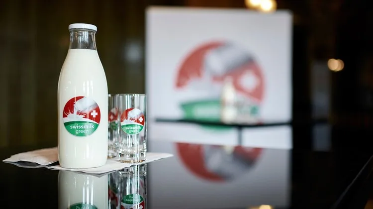 beb93990316327dd38f6247260ef3dbabb8fd721 Bisher prangt das Label nur auf den Glasflaschen von Swissmilk. Der SKS möchte auch nicht, dass es bald in den Ladenregalen auftaucht. (Bild zVg)