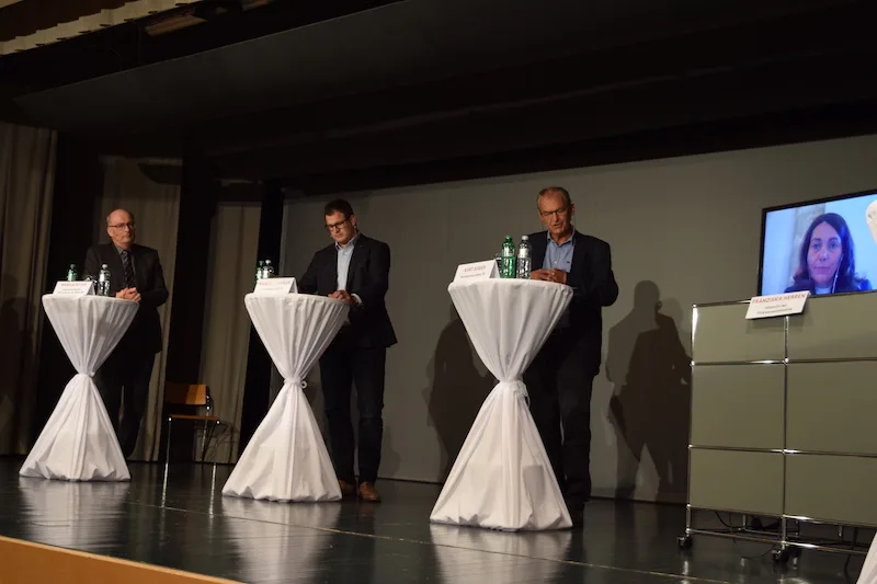 e2c591b9af92f1abd1506266cec02178c95d66d8 Auf der Contra-Seite argumentierten Markus Ritter und Manuel Strupler, auf der Pro-Seite Kurt Egger und die über Video zugeschaltete Franziska Herren (v. l. n. r.). (Bild Stefanie Giger)