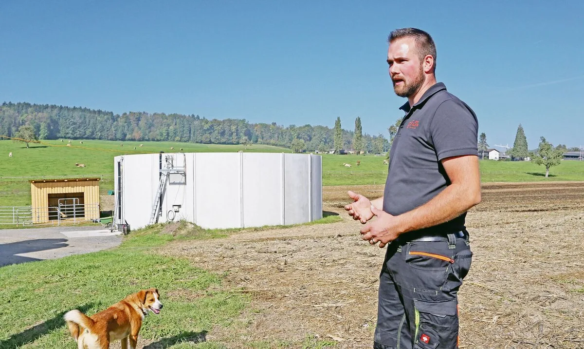 Das Endlager steht bereits, mit dem Bau der Biogasanlage wird Ende Monat begonnen. Marc Ruckli (im Bild) und sein Bruder Lukas setzen auf Stromerzeugung als Betriebszweig.