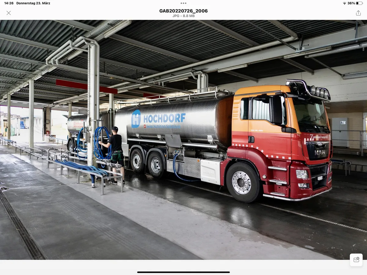 Milchsammelwagen des Milchverarbeiters Hochdorf.