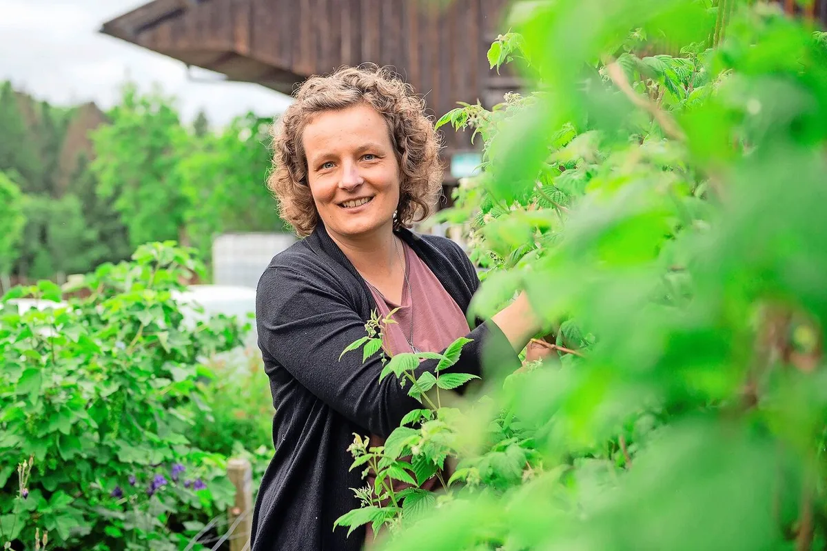 Irene Amstutz in ihrem Garten. Sie macht nicht alles nach «Lehrbüechli» und fährt damit sehr gut.