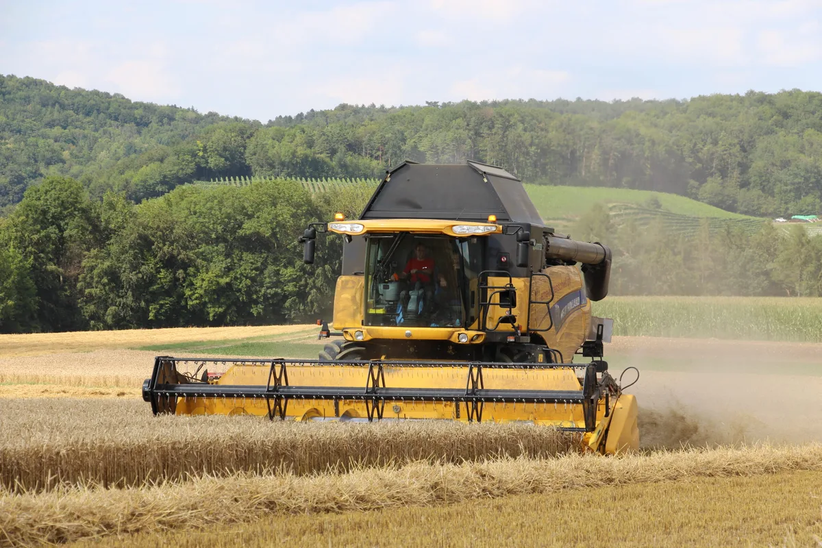 77df6820fd5b8beaed8a378cc13c9f8d876ec59e Durch die überbetriebliche Zusammenarbeit kann in Maschinen und Technik gemeinschaftlich investiert werden. Dies funktioniert z. B. durch jährliche Abrechnung. (Bild BauZ)