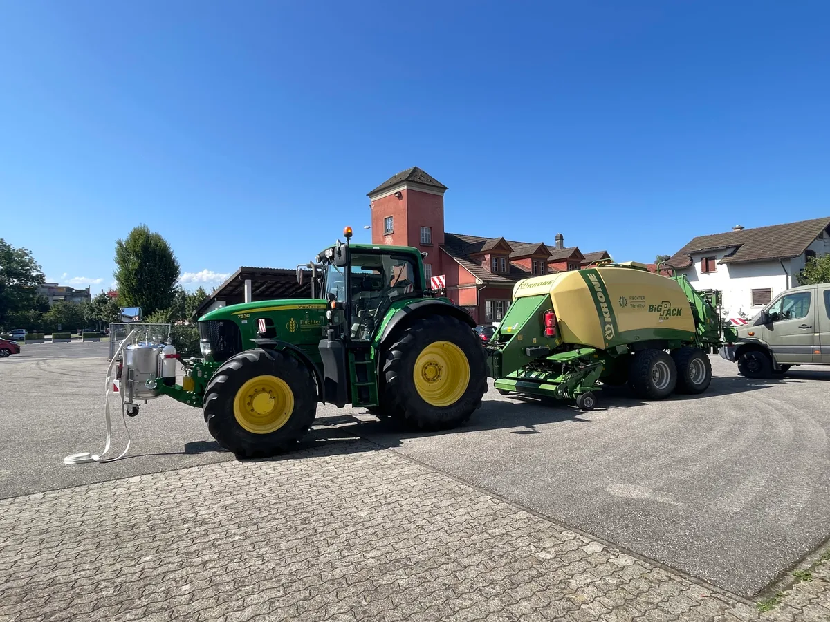Um bei Bränden von Ballenpressen rasch reagieren zu können, bieten sich mobile Löschanlagen an, wie hier auf dem Traktor von Lohnunternehmer Fiechter in Kappelen BE.