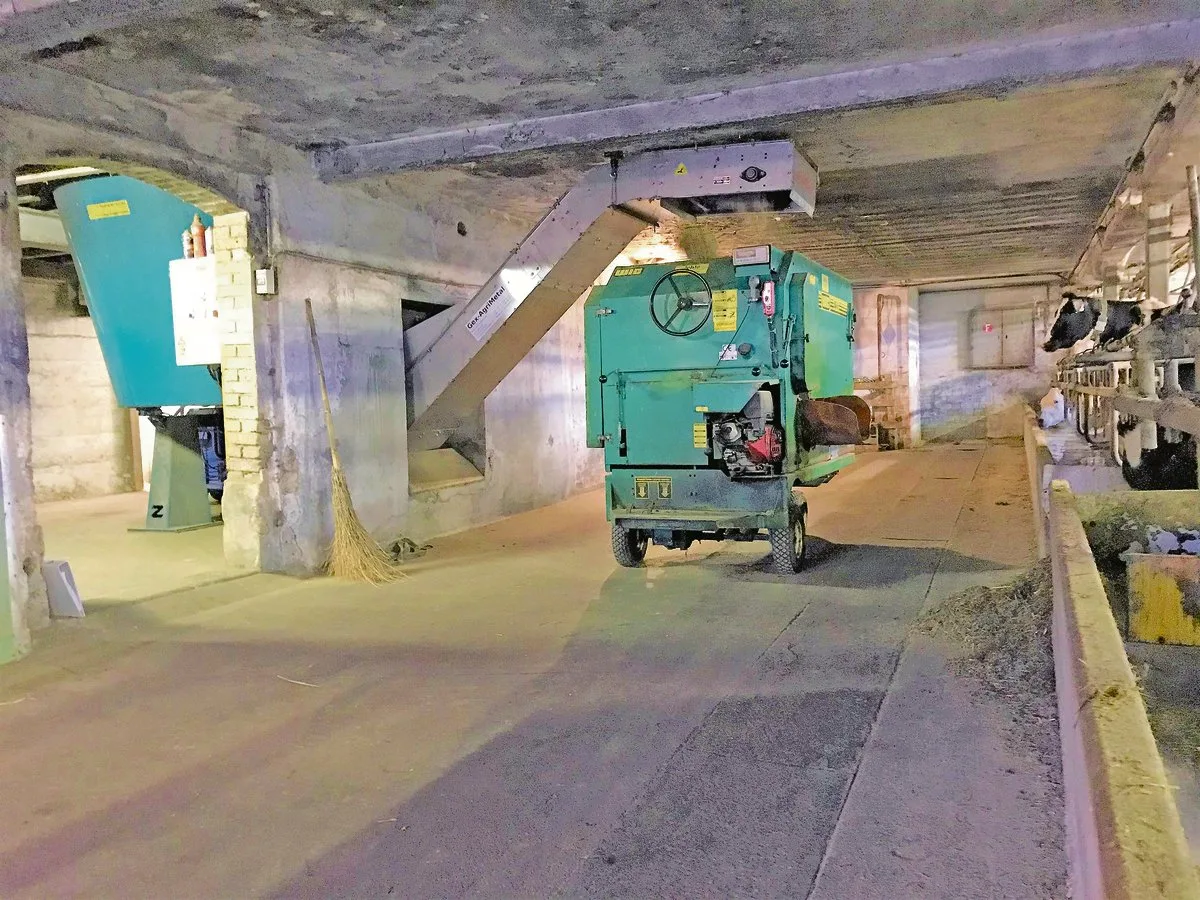 Auf dem Hof von Lukas Streits Eltern sind ein stationärer Elektromischwagen (l.) und ein Verteilerwagen im Einsatz. Dieses System ist komfortabel und gleichzeitig  wirtschaftlich.(Bild Lukas Streit)