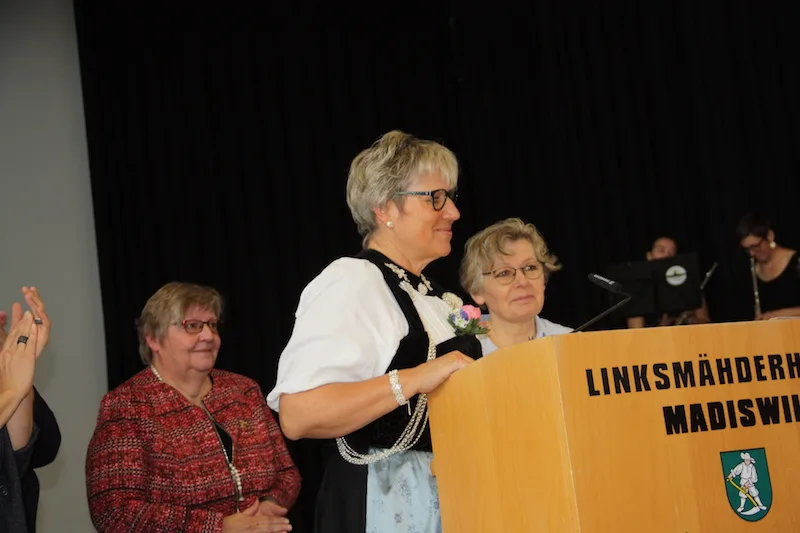 81cd7be8b6a265489e7f03acb9d5cc2685340d4f Christine Bühler (rechts) wird vom VBL die Ehrenmitgliedschaft verliehen. Barbara Heiniger (links) hielt die Laudatio. (Bilder aw)