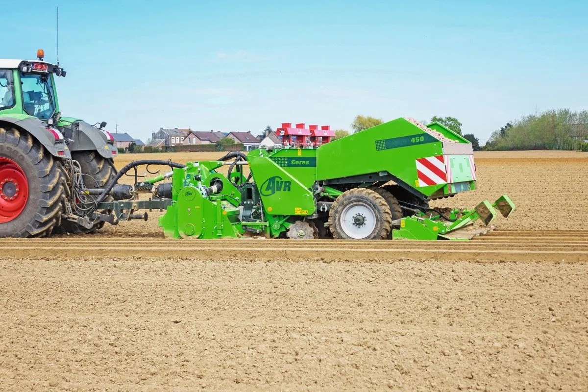 e524cd079e37ec44bf67c4423806201629d10a33 Alle Arbeiten, die auf dem Feld erledigt werden, müssen für den ÖLN im Feldkalender erfasst werden. Hier wäre ein Eintrag für das Setzen von Kartoffeln nötig – analog im Büchlein oder digital direkt via App. Bild: Sebastian Hagenbuch