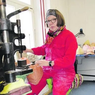 03b4c76685d6103cb765cbee66b02c4f8767bf07 Verena Steiger stanzt bei einer Maske die Augen aus. Je nach Augenform verändert sich der Ausdruck einer Maske. (Bild Esther Thalmann)