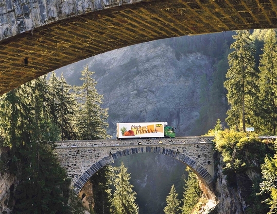 Ein Volg-Lastwagen unterwegs: Die Tochter des Agrarkonzerns Fenaco hat ein gutes Jahr hinter sich. (Bild Fenaco)