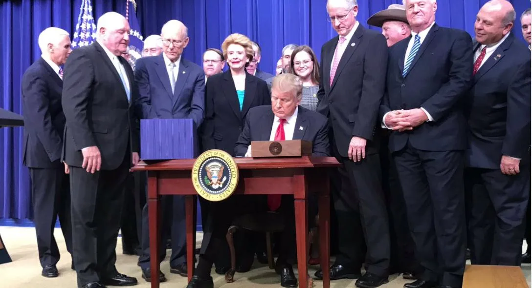 591504ea89f20db0c6c30909ab0c229b7a07e569 Trump unterzeichnet die Farm-Bill. (Bild Twitter)