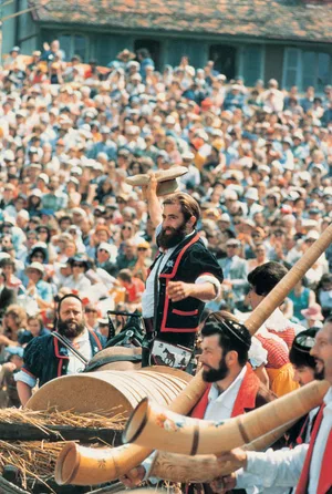 Bernard Romanens lässt sich 1977 für seine Interpretation von "La Ranz des Vaches" am Fêtes des Vignerons feiern. (Bild zVg)