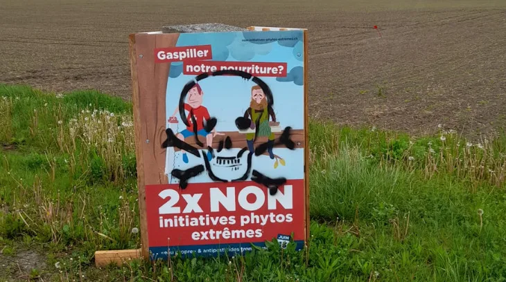 7a9ea4adb18ad95ab758140c81b47ec8e1e358e6 Übersprayt, zerrissen, verschwunden – die Kampagnen-Plakate, und -blachen für 2x Nein wurden im Kanton Freiburg beschädigt. (Bilder FBV)