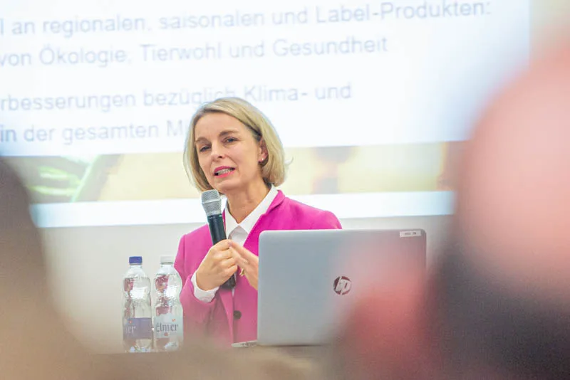 27f6f72323a65e3c081ba14ecad6632e9acec2e5 Ursula Nold ist Präsidentin des Migros-Genossenschafts-Bundes und dessen Delegiertenversammlung. Sie vertrat am Swiss Agro Forum in Bern die Ansicht, dass die Kunden nur mit attraktiven Preis-Leistungsverhältnissen bei der Stange gehalten werden könne. (Bild hja)