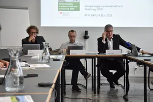 Christian Hofer (rechts) informierte neben dem Agrarbericht 2023 auch zum Ausblick einer Entwicklung des Direktzahlungssystems.