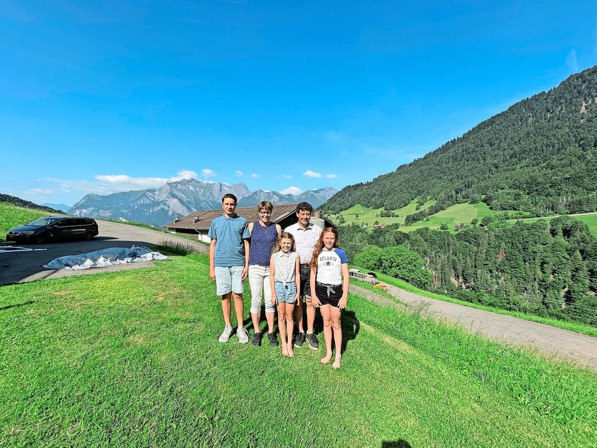 fc13892500700d7ef9d5fbe130aeecca4b667bbe810635d972fa57d7ada96b47 Familie Thomann mit Sohn Pascal, Ehefrau Sandra, Tochter Jasmin, Ruedi und Tochter Nadine (v. l.) auf ihrem Hof in Valens. Jetzt im Sommer sind sie fast durchgehend am Heuen, im Winter aber oft an Skirennen anzutreffen.