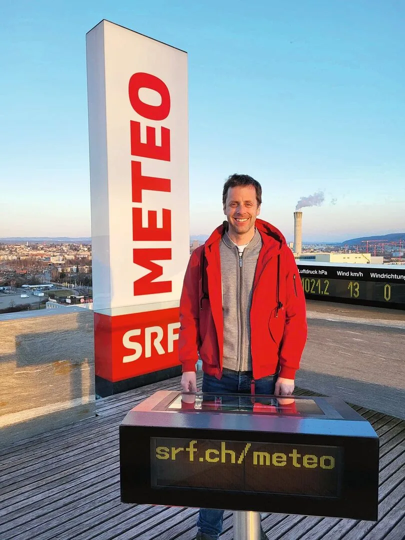 012e9c87b028eb2813f880440c4cf36920940f08bd464085a4ed7a037c218bad Gaudenz Flury (42) auf dem Meteo-Dach: Seine einfach verständlichen Wetterprognosen basieren auf komplexen Computermodellen.