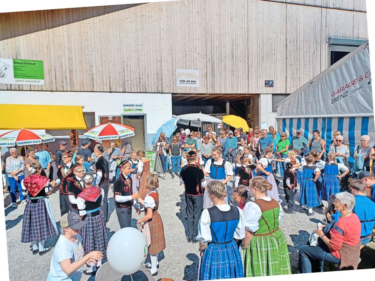 6e137a0f6db2e7f321a5e58d3df874c7dd7d028e8045d653c2920736e735c42e Gute Stimmung auf dem Biohof Emmetti mit der Kinder- und Jugendtrachtengruppe Giswil.