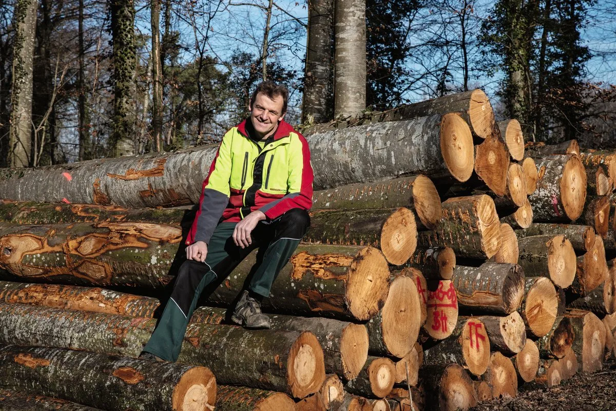 1f266ca9118cc95b740113c5f85f7b3c750ea4f3 Thomas Frieden bei einem Holzlager in Aarberg BE, welches demnächst gesägt und gespalten wird. Bild: Pia Neuenschwander