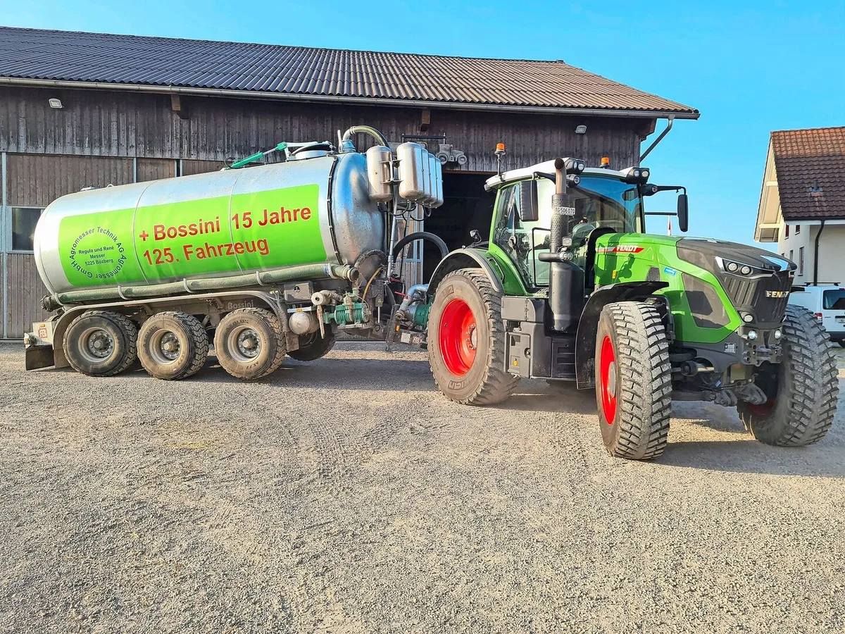2b117e8d27780821e79099956cd77c1067e5f68845cde5e7d481f9392eb83ee6 Im Gülletank kann als Ansaughilfe ein Vakuum erzeugt werden. Wenn es eng wird, bewährt sich das wendige Gespann dank der manuell lenkbaren hintersten Achse.