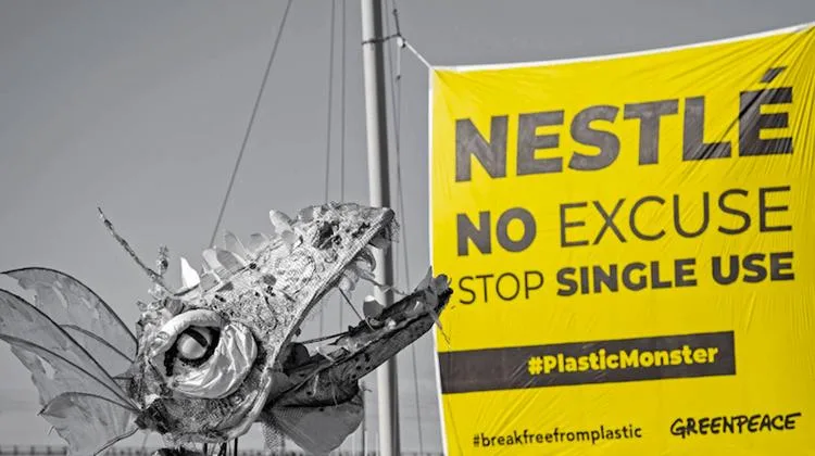 926b59c6e9fb8bf9562f1f1a2920fcf2d3162ad2 Auf dem Dach des Gebäudes brachten die Umweltschützer ein Banner mit dem Slogan "Nestlé, stop single use" ("Nestlé, stoppe den Einweggebrauch") an. (Bild Facebook/Greenpeace)