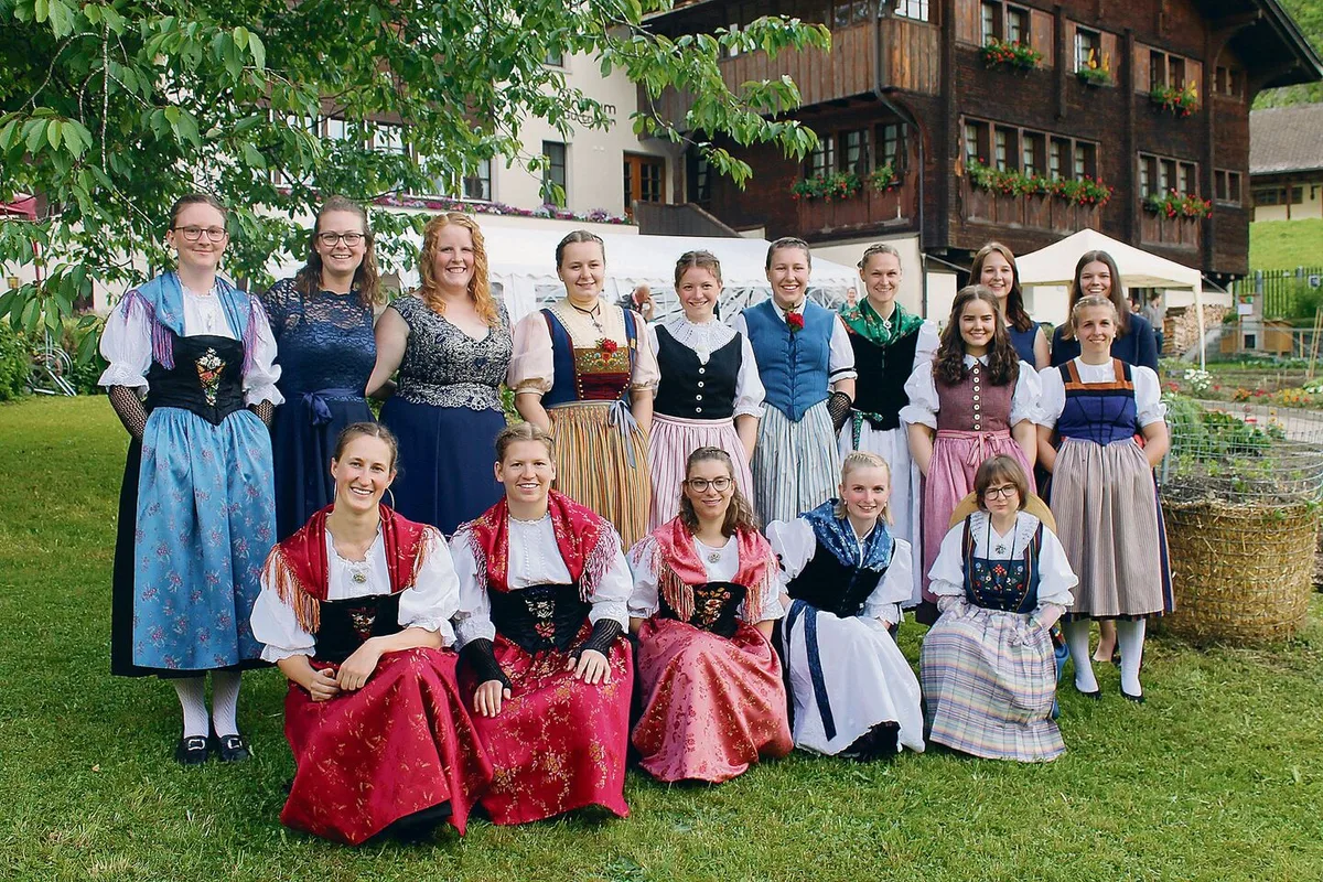 211ec220dfba0f43bb5c7d7afc0456319596bc8e086bc6459b46fa989fb78467 Die sechzehn Absolventinnen wurden durchgehend gelobt. Eine Klasse mit den unterschiedlichsten Charakteren, die jedoch gut zu harmonieren schien.
