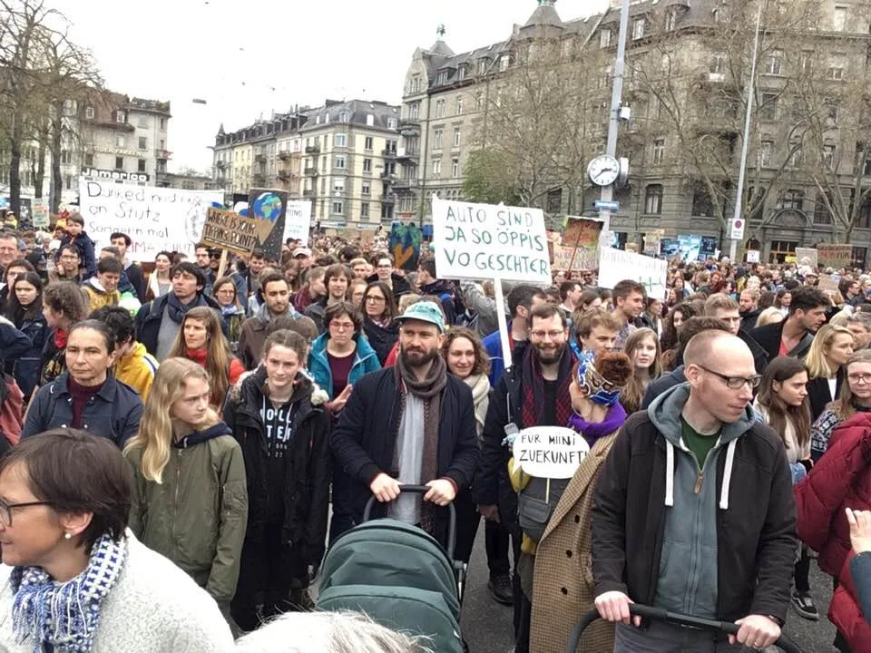 d415fe9882d3b4fe1b4cead8233a84abb40f21d3 Allein in Zürich demonstrierten 15'000 Personen für einen sorgsameren Umgang mit Mutter Erde. (Bild Daniel Kellenberger/Facebook)