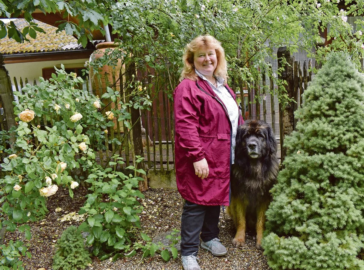 999865880288867f6cb0a10ec5282d7785821b26 Susanne Strub setzt sich mit viel Engagement und Herzblut ein. Kraft dazu tankt sie in ihrem Garten und im Wald bei Spaziergängen mit Hund Urasgo.(Bild zVg)