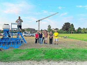 Die Gastgeber am Puure-Höck (v. l.): Martin Berger (mit Mikrofon), Tochter Leonie mit Rahel Berger, hinter ihnen Marc Peter (Präsident Bezirksverein Winterthur), Thomas Kyburz, Florian Berger, Lotti Berger und Markus Kyburz.