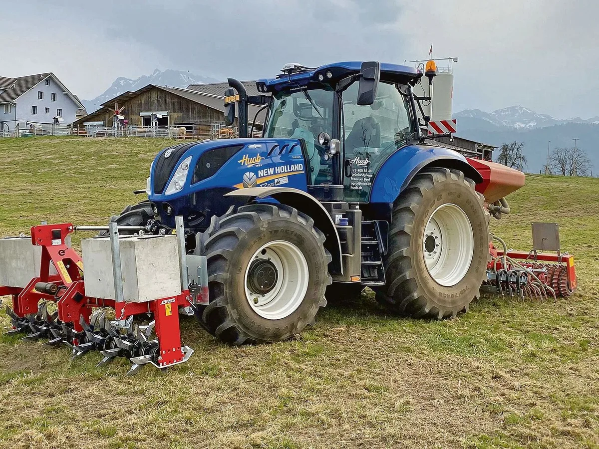 71cf523b28415622bc922c1765a58636819d785b4fe906fb2cad3dd14c64f4e4 Der Grasnarbenbelüfter Evers (vorne) in Kombination mit dem Greenmaster für Zinkensaat und mit Walze.