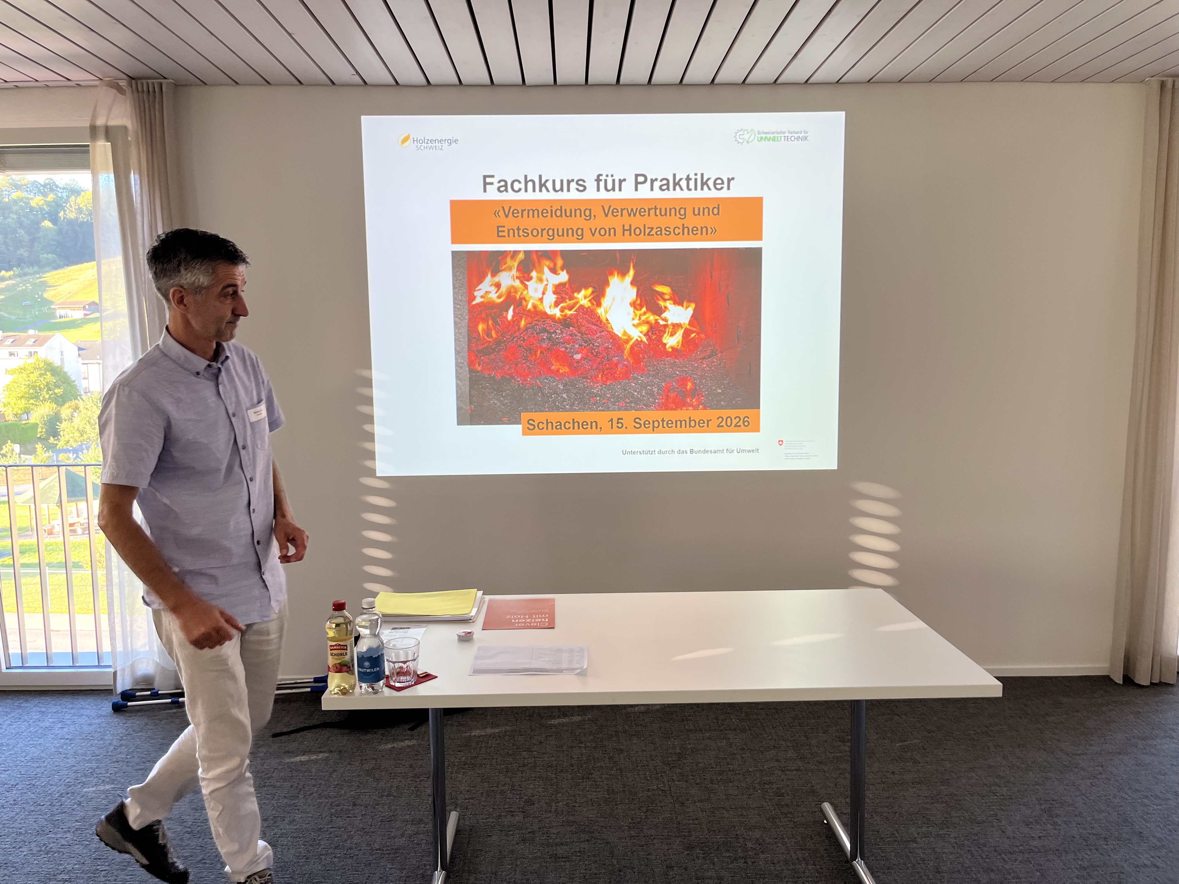 Vermeidung, Verwertung und Entsorgung von Holzaschen war das Thema von Holzenergie Schweiz. Der Kurs richtete sich an alle Betreiber von grossen und kleinen Holzfeuerungen.