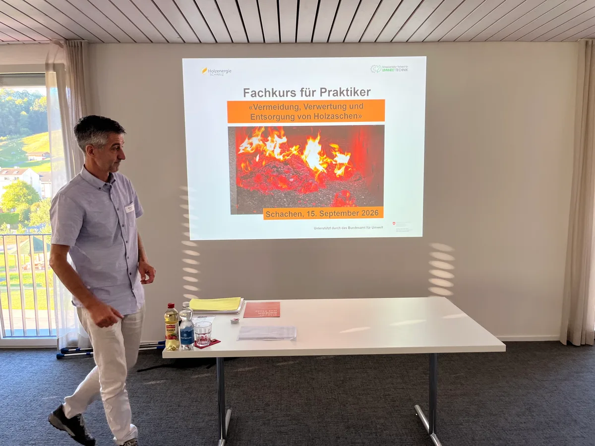 IMG_5722.jpg Vermeidung, Verwertung und Entsorgung von Holzaschen war das Thema von Holzenergie Schweiz. Der Kurs richtete sich an alle Betreiber von grossen und kleinen Holzfeuerungen.