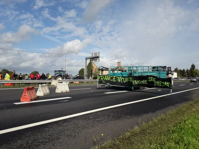 919e8b8352efdca112c2b98aa6bc5db66cc859a5 Französische Bauern wollen auf verschiedene Faktoren aufmerksam machen, die ihre Arbeit erschweren. (Bild FDSEA)