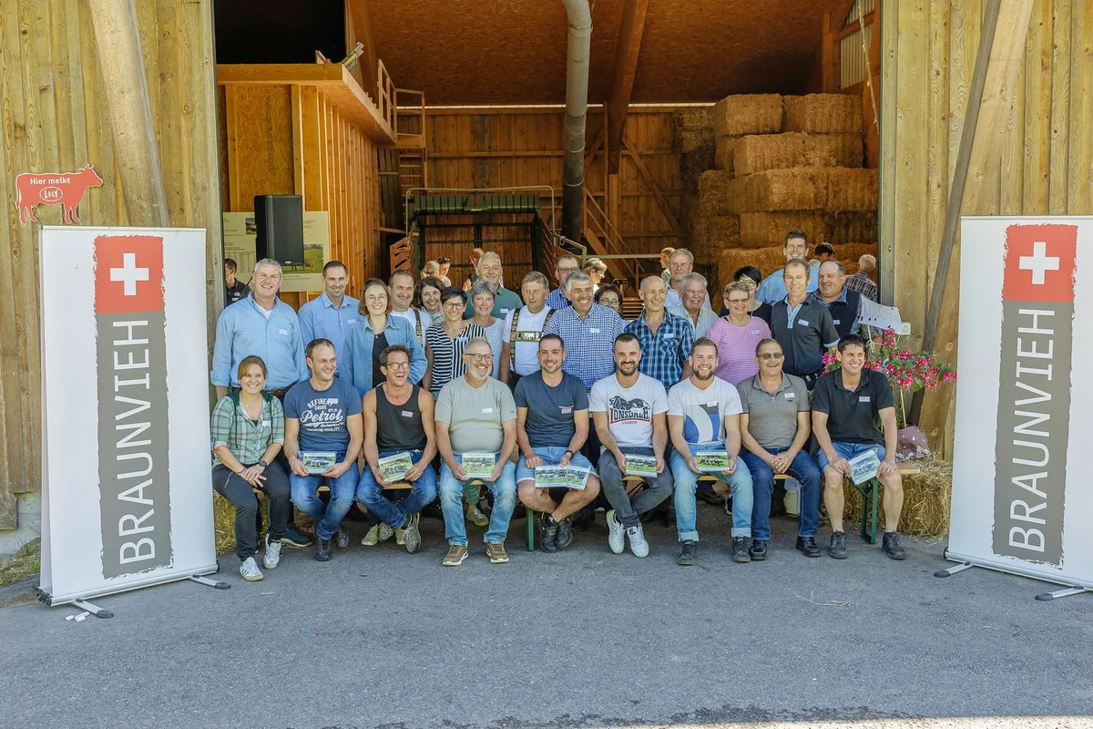 Die_besten_Braunvieh-Herdenmanager_der_Schweiz_wurden_in_Wattwil_ausgezeichnet._Hinten_links_Direktor_Martin_Rust_und_Vize_Direktor_Andras_Kocher__hinten_rechts_Präsident_Adrian_Arnold._-topaz-lighting Archivnummer: BVCH72160