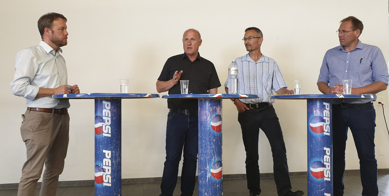 Roland Wyss (Präsident SAJ), Fritz Rothen (Geschäftsführer IP-Suisse), Urs Brändli (Präsident Bio Suisse) und Gemüseproduzent Beat Bösiger. (Bild lid/ji)