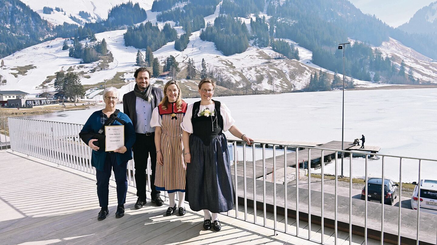 Die Freude an der physischen Versammlung vor tollem Ausblick auf den Schwarzsee war bei Priska Baeriswyl (v. l. n. r.), Frédéric Ménétrey, Denise Schafer und Gabi Schürch gross.